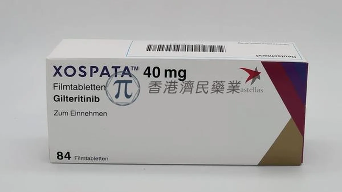 患者正在用水送服吉瑞替尼药片