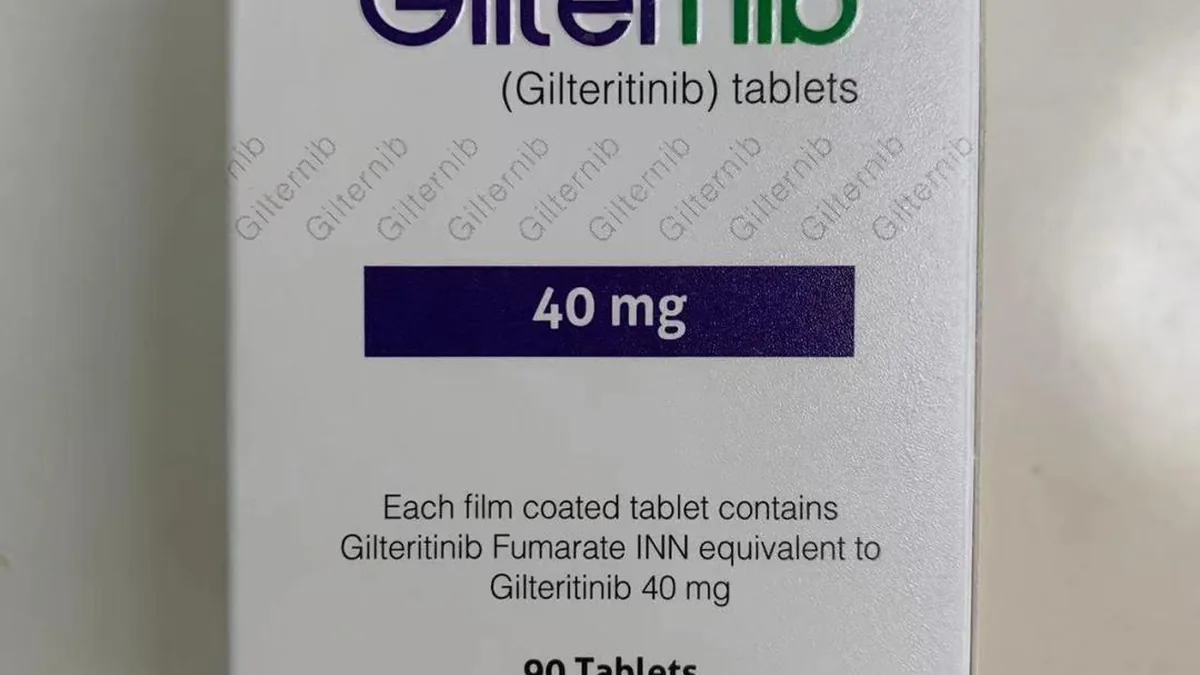 医生与患者讨论吉瑞替尼用药方案